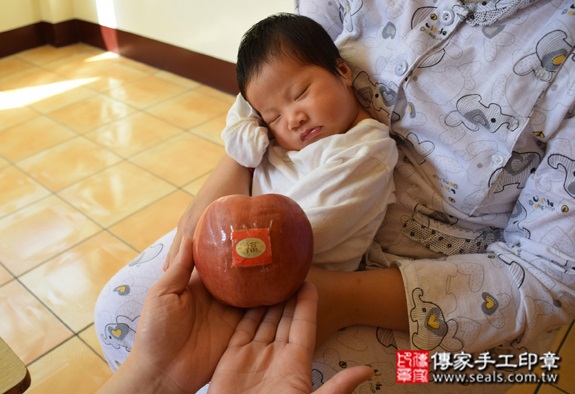 徐寶寶(桃園龍潭區到府嬰兒寶寶滿月剃頭理髮、免費到府嬰兒剃胎毛儀式吉祥話)。到府剃頭剃胎毛主持、專業拍照、DVD光碟、證書。★購買「臍帶章、肚臍章、胎毛筆刷印章」贈送：剃頭、收涎、抓周，三選一。2015.10.24 照片8